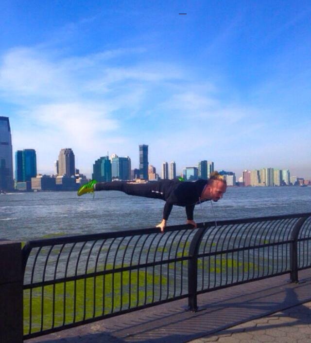 Ο Ιωάννης Μελισσανίδης κάνει ακροβατικά στην κουπαστή μιας γέφυρας [εικόνες] | iefimerida.gr 0