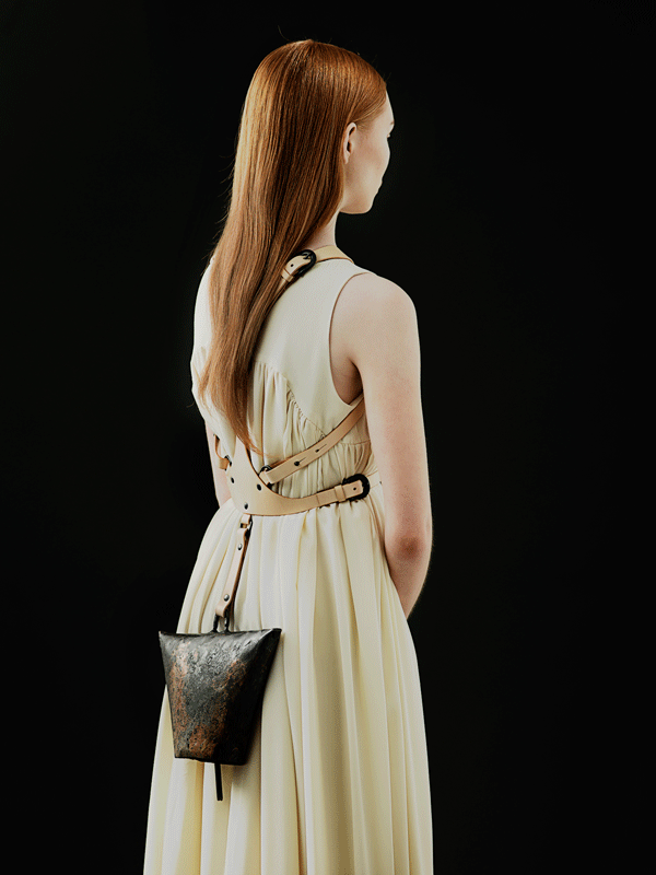 Melissanthi Spei: Η Ελληνίδα σχεδιάστρια που έκανε το folklore μόδα στο Λονδίνο -Επέβαλε τις κουδούνες ως το πιο in αξεσουάρ [εικόνες & βίντεο] | iefimerida.gr 4