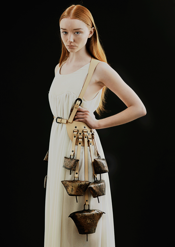 Melissanthi Spei: Η Ελληνίδα σχεδιάστρια που έκανε το folklore μόδα στο Λονδίνο -Επέβαλε τις κουδούνες ως το πιο in αξεσουάρ [εικόνες & βίντεο] | iefimerida.gr 5