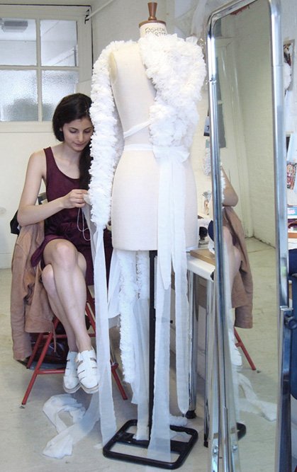 Melissanthi Spei: Η Ελληνίδα σχεδιάστρια που έκανε το folklore μόδα στο Λονδίνο -Επέβαλε τις κουδούνες ως το πιο in αξεσουάρ [εικόνες & βίντεο] | iefimerida.gr 0