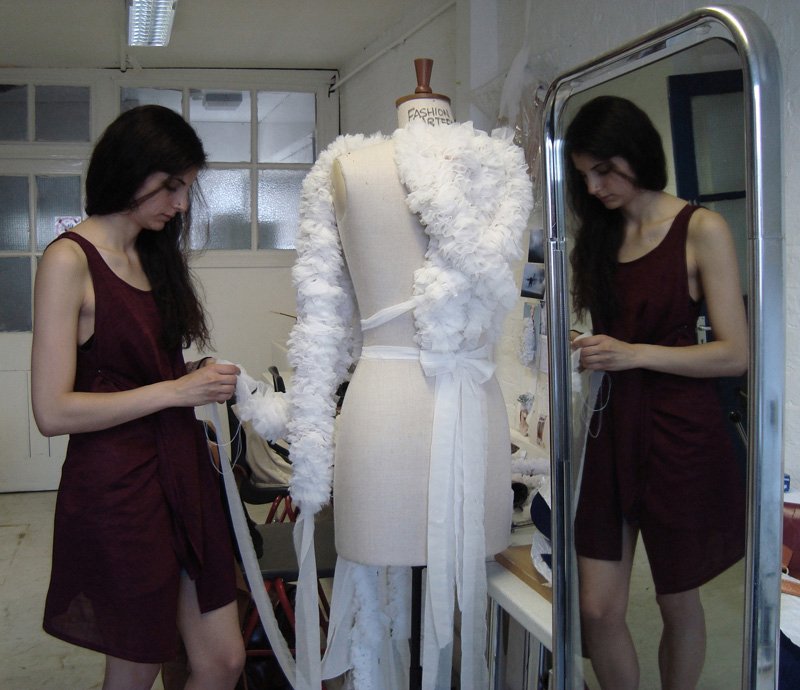 Melissanthi Spei: Η Ελληνίδα σχεδιάστρια που έκανε το folklore μόδα στο Λονδίνο -Επέβαλε τις κουδούνες ως το πιο in αξεσουάρ [εικόνες & βίντεο] | iefimerida.gr 1