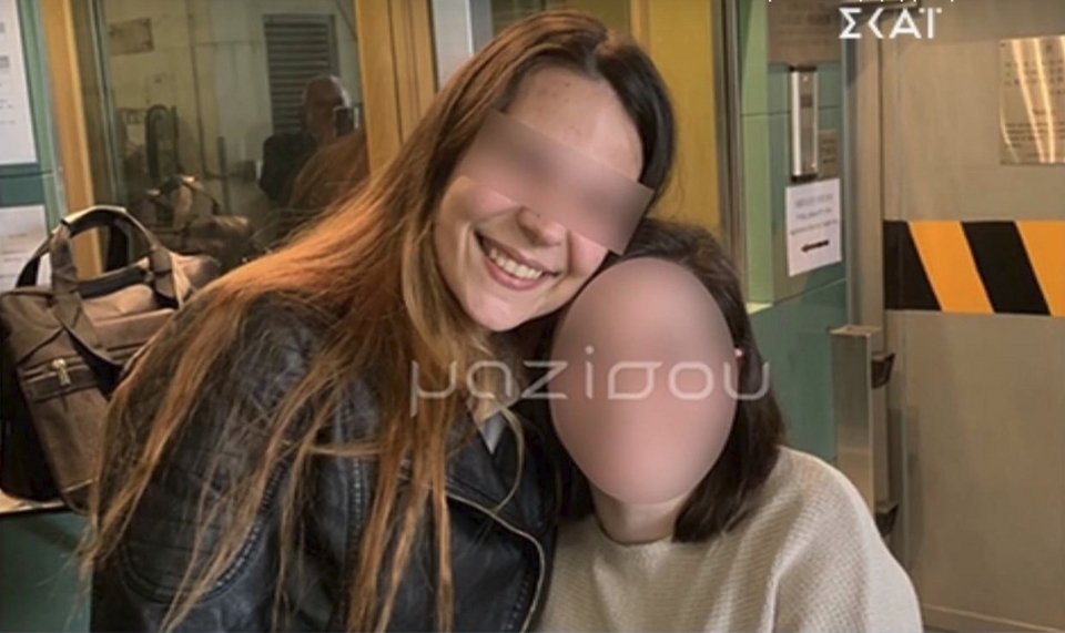 Η Ειρήνη Μελισσαροπούλου ποζάρει με δικούς της ανθρώπους.