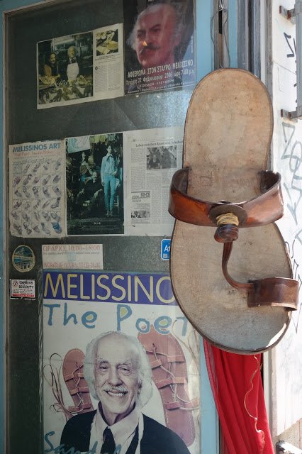 Ο ποιητής-σανδαλοποιός του Ψυρρή: Προσκύνημα τουριστών για να αγοράσουν τα σανδάλια του [εικόνες] | iefimerida.gr 0