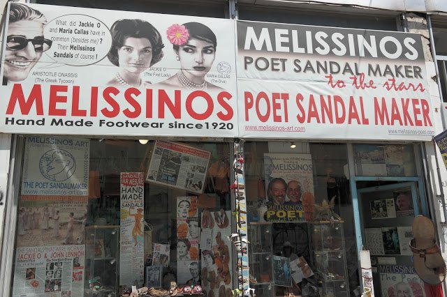 Ο ποιητής-σανδαλοποιός του Ψυρρή: Προσκύνημα τουριστών για να αγοράσουν τα σανδάλια του [εικόνες] | iefimerida.gr 1