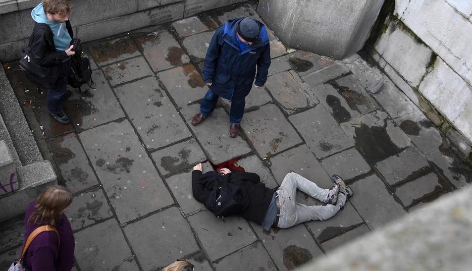 Συγκλονίζει η περιγραφή του φωτογράφου του Reuters που τράβηξε τις πρώτες εικόνες μετά το μακελειό [εικόνες] | iefimerida.gr 0