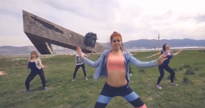 Ρωσίδες χόρεψαν προκλητικά και βρήκαν τον μπελά τους -Φυλάκιση για twerking μπροστά σε μνημείο του Β' Παγκοσμίου [βίντεο] | iefimerida.gr 1