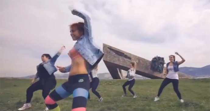 Ρωσίδες χόρεψαν προκλητικά και βρήκαν τον μπελά τους -Φυλάκιση για twerking μπροστά σε μνημείο του Β' Παγκοσμίου [βίντεο] | iefimerida.gr 2