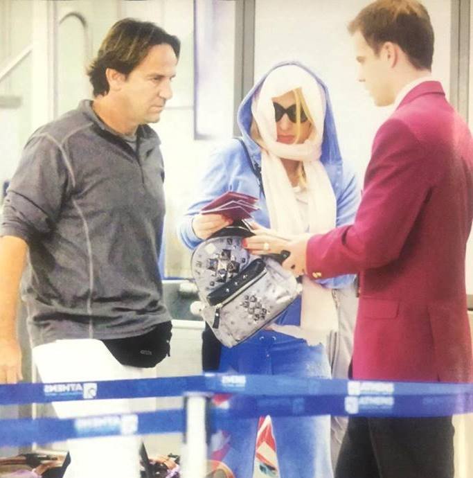 Η Ελένη Μενεγάκη με μαντίλα και γυαλιά ηλίου, νύχτα, αναχωρεί από το «Ελ. Βενιζέλος» για Μαλδίβες [εικόνες] | iefimerida.gr 0