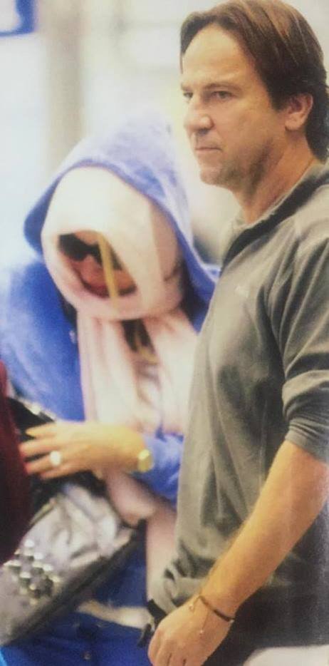 Η Ελένη Μενεγάκη με μαντίλα και γυαλιά ηλίου, νύχτα, αναχωρεί από το «Ελ. Βενιζέλος» για Μαλδίβες [εικόνες] | iefimerida.gr 1