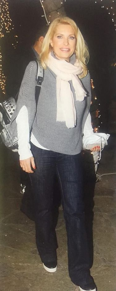 Η Ελένη Μενεγάκη με μαντίλα και γυαλιά ηλίου, νύχτα, αναχωρεί από το «Ελ. Βενιζέλος» για Μαλδίβες [εικόνες] | iefimerida.gr 3