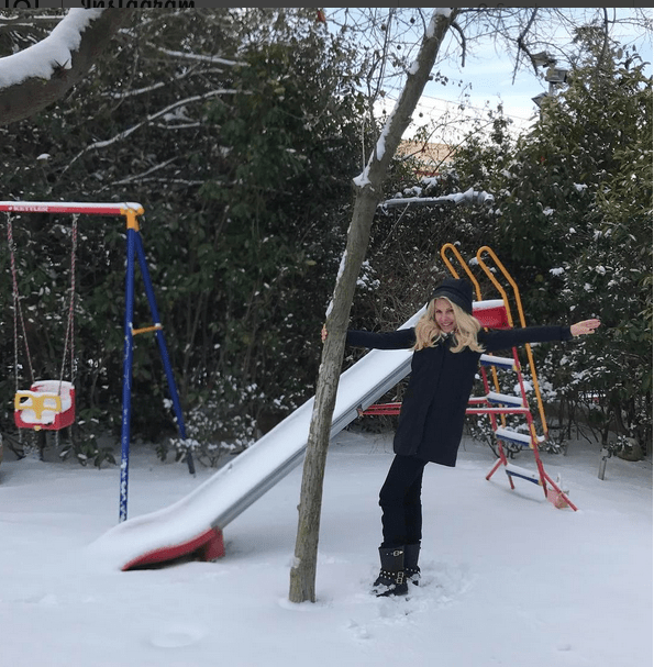 Η Ελένη Μενεγάκη παίζει με τα χιόνια στην παιδική χαρά του σπιτιού της [εικόνες] | iefimerida.gr 0