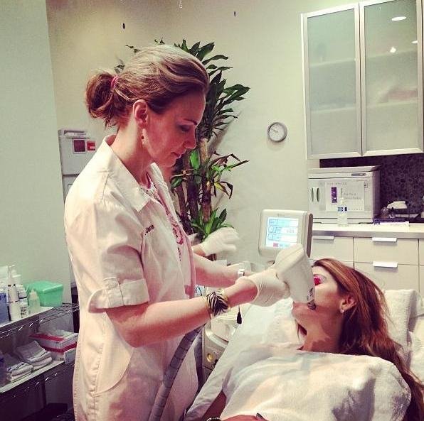 H Maria Menounos υποβάλλεται σε θεραπεία laser για ρυτίδες [εικόνα] | iefimerida.gr 0