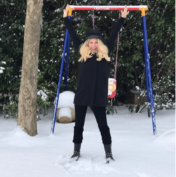 Η Ελένη Μενεγάκη παίζει με τα χιόνια στην παιδική χαρά του σπιτιού της [εικόνες] | iefimerida.gr 1