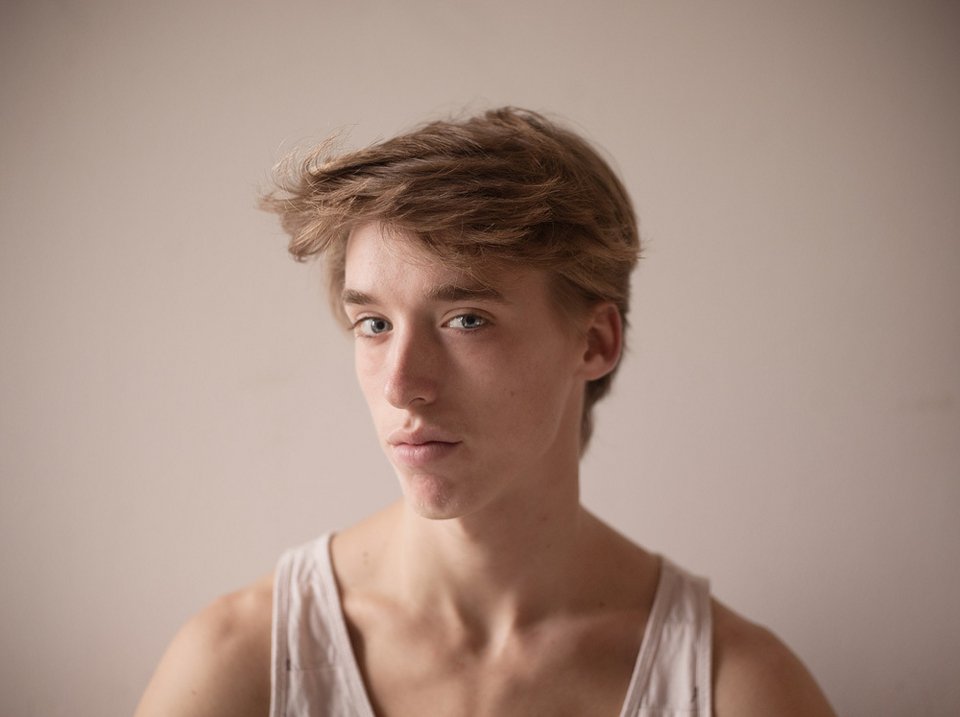 Ο φωτογράφος Nir Arieli εξερευνά την θηλυκότητα των ανδρών μέσα από 10 φωτογραφίες [εικόνες] | iefimerida.gr 2