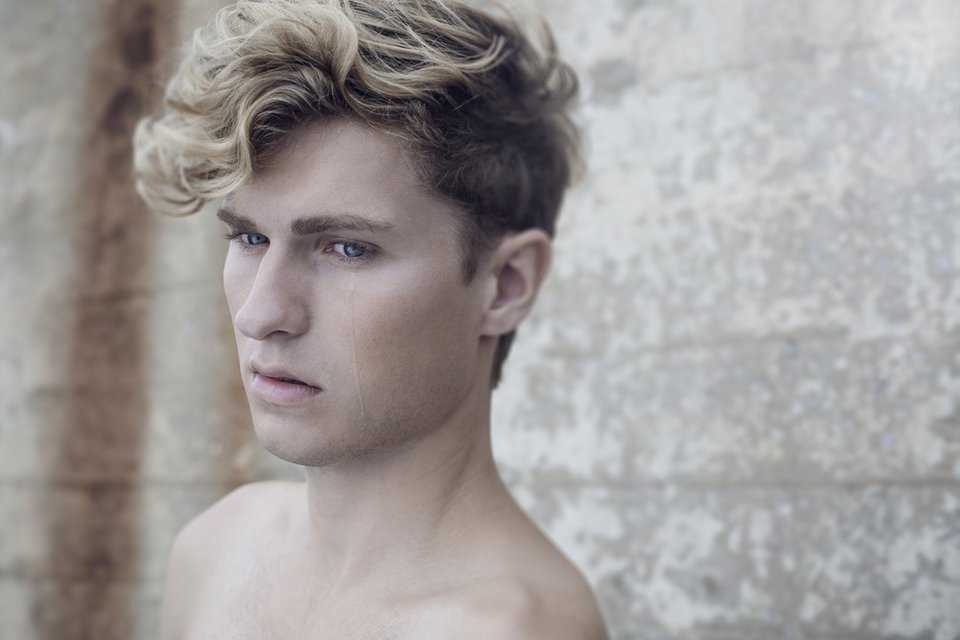 Ο φωτογράφος Nir Arieli εξερευνά την θηλυκότητα των ανδρών μέσα από 10 φωτογραφίες [εικόνες] | iefimerida.gr 3