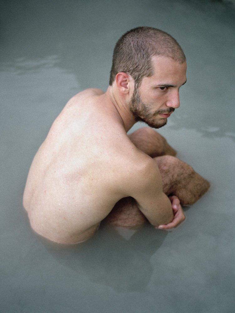 Ο φωτογράφος Nir Arieli εξερευνά την θηλυκότητα των ανδρών μέσα από 10 φωτογραφίες [εικόνες] | iefimerida.gr 7