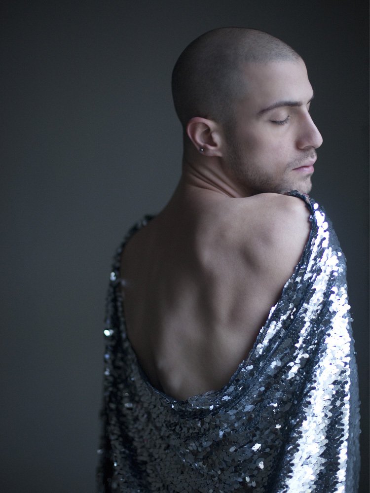 Ο φωτογράφος Nir Arieli εξερευνά την θηλυκότητα των ανδρών μέσα από 10 φωτογραφίες [εικόνες] | iefimerida.gr 8