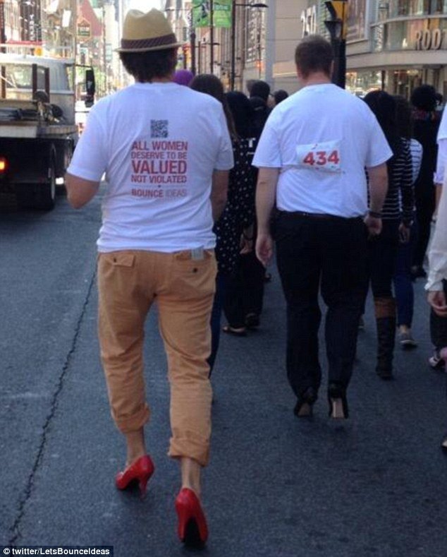 Οι άντρες με τις γόβες: Μαραθώνιος για τη σεξουαλική βία -«Περπάτα ένα μίλι με τα παπούτσια της» [εικόνες] | iefimerida.gr 4