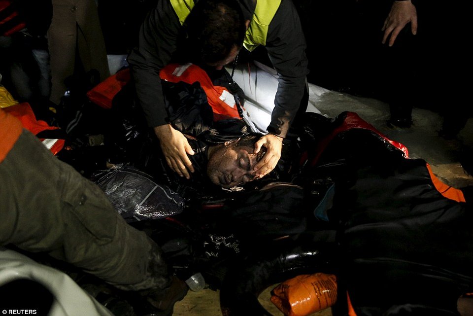 Daily Mail: Πρόσφυγες ποδοπατήθηκαν για να αποβιβαστούν στη Λέσβο -Νεκροί 2 άντρες [εικόνες] | iefimerida.gr 0