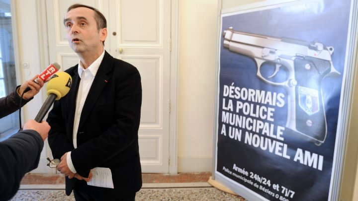 Γαλλία: Πολιτική αναταραχή εξαιτίας μιας αφίσας [Εικόνες]  | iefimerida.gr 1