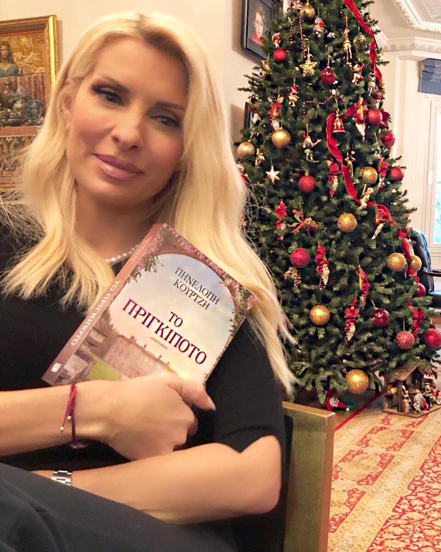 Η Ελένη Μενεγάκη έδειξε και φέτος το εντυπωσιακό χριστουγεννιάτικο δέντρο του σπιτιού της [εικόνα] | iefimerida.gr 0