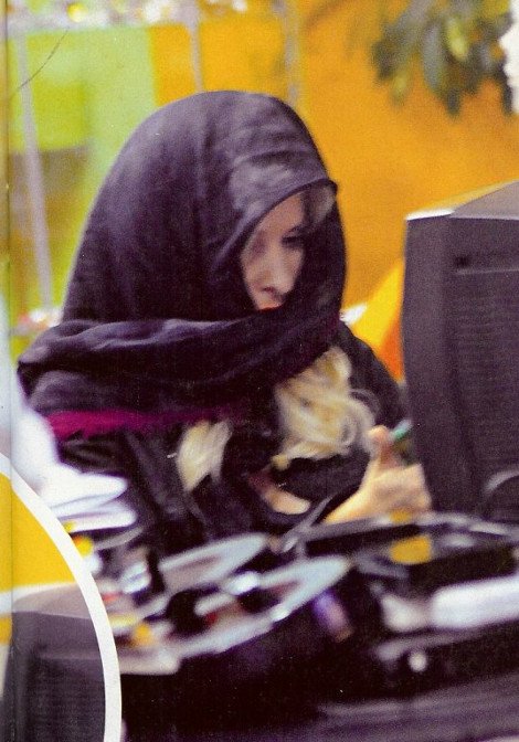 Η Ελένη Μενεγάκη με... μπούρκα κρύβεται από τους παπαράτσι [εικόνες] | iefimerida.gr 2