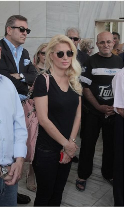 Το τελευταίο αντίο στον αγαπημένο Κώστα Καρρά στο Α' Νεκροταφείο [εικόνες + βίντεο] | iefimerida.gr 0