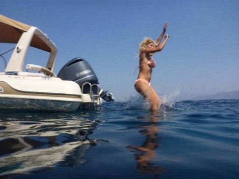 Η Ελένη Μενεγάκη με μικροσκοπικό μπικίνι πηδάει από το φουσκωτό της [εικόνες] | iefimerida.gr 0