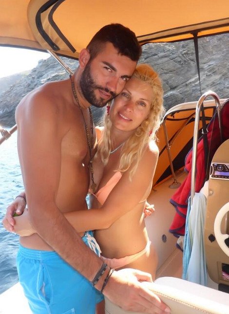 Η Ελένη Μενεγάκη με μικροσκοπικό μπικίνι πηδάει από το φουσκωτό της [εικόνες] | iefimerida.gr 1