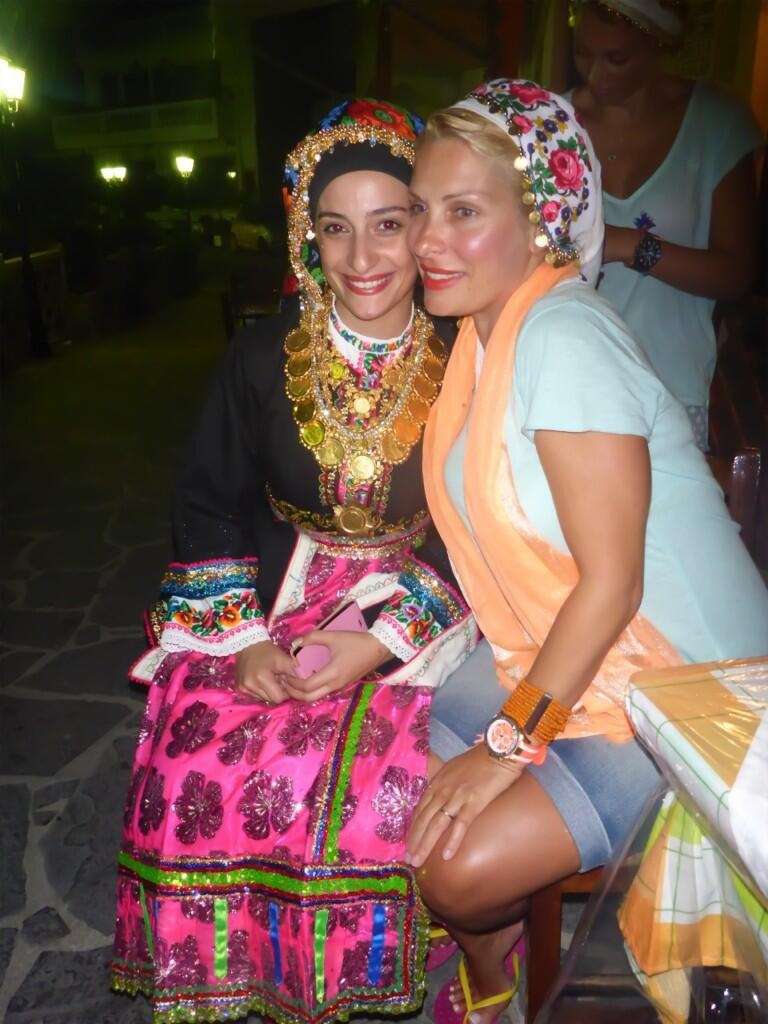 Η Μενεγάκη σε βλάχικο γάμο φορώντας παραδοσιακή ενδυμασία[Εικόνες] | iefimerida.gr 1