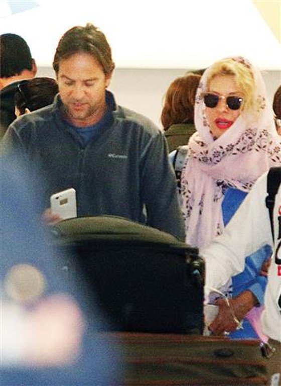 Το κρυφτό της μαυρισμένης Μενεγάκη στο αεροδρόμιο -Τυλιγμένη με μαντίλα, με μια βεντάλια στο πρόσωπο [εικόνες] | iefimerida.gr 1