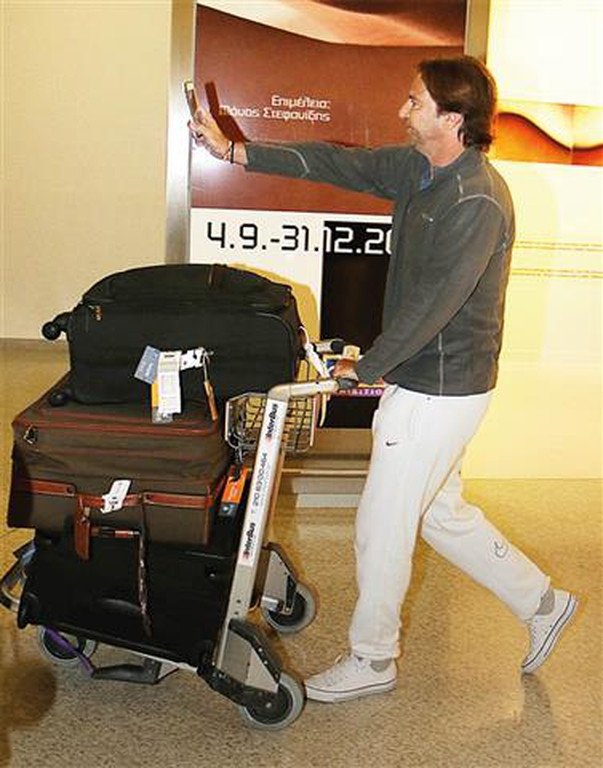 Το κρυφτό της μαυρισμένης Μενεγάκη στο αεροδρόμιο -Τυλιγμένη με μαντίλα, με μια βεντάλια στο πρόσωπο [εικόνες] | iefimerida.gr 2