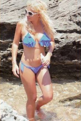 H Μενεγάκη, το μπλε μπικίνι και ένα μπουκάλι αντηλιακό [εικόνα] | iefimerida.gr 0