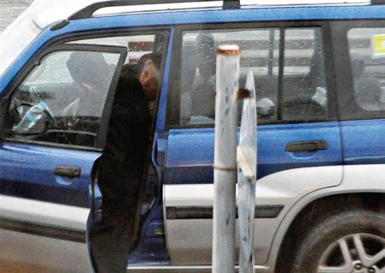 Καλόγερος «φυγάδευσε» την Μενεγάκη με το τζιπ του από Ραφήνα στην Άνδρο [εικόνες]  | iefimerida.gr 1