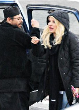 Καλόγερος «φυγάδευσε» την Μενεγάκη με το τζιπ του από Ραφήνα στην Άνδρο [εικόνες]  | iefimerida.gr 0