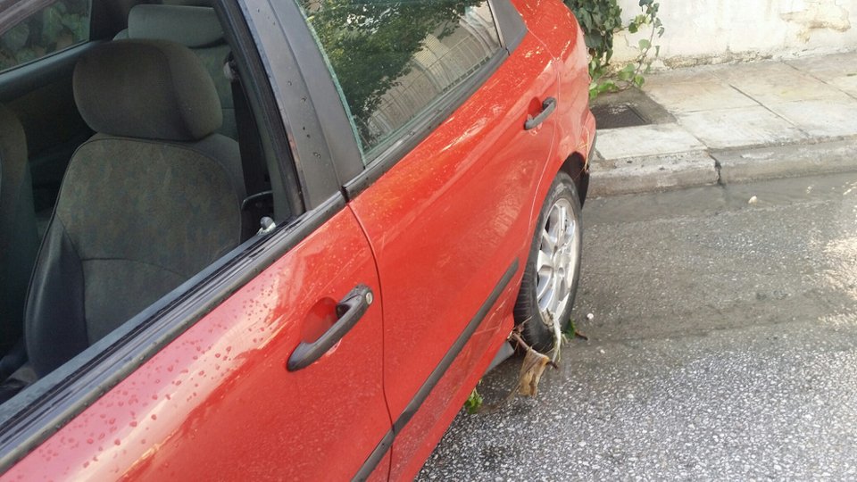 Τραγωδία στο Μενίδι: 50χρονος πνίγηκε μέσα στο αυτοκίνητό του [εικόνες] | iefimerida.gr 1