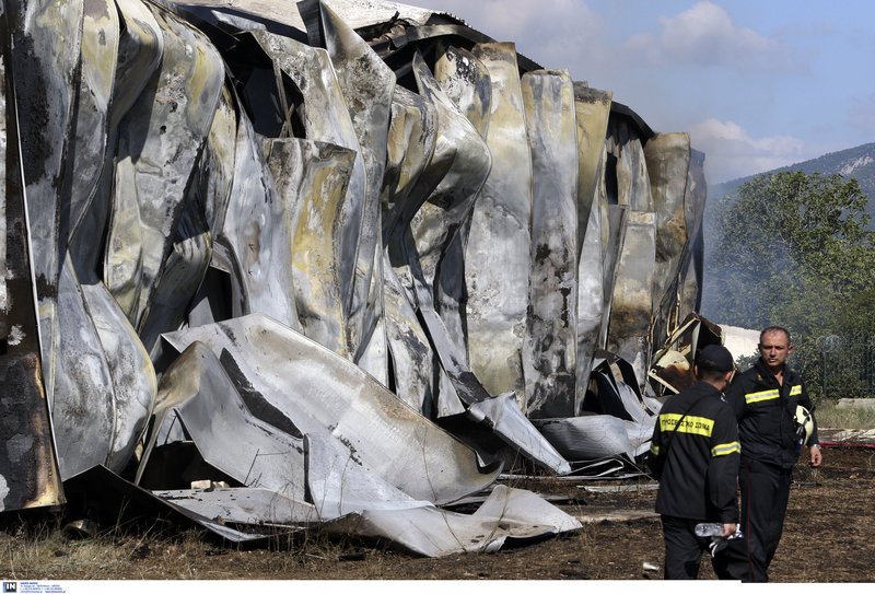 Υπό μερικό έλεγχο η φωτιά στο Μενίδι -Συνεχίζεται η επιχείρηση της πυροσβεστικής [εικόνες] | iefimerida.gr 0