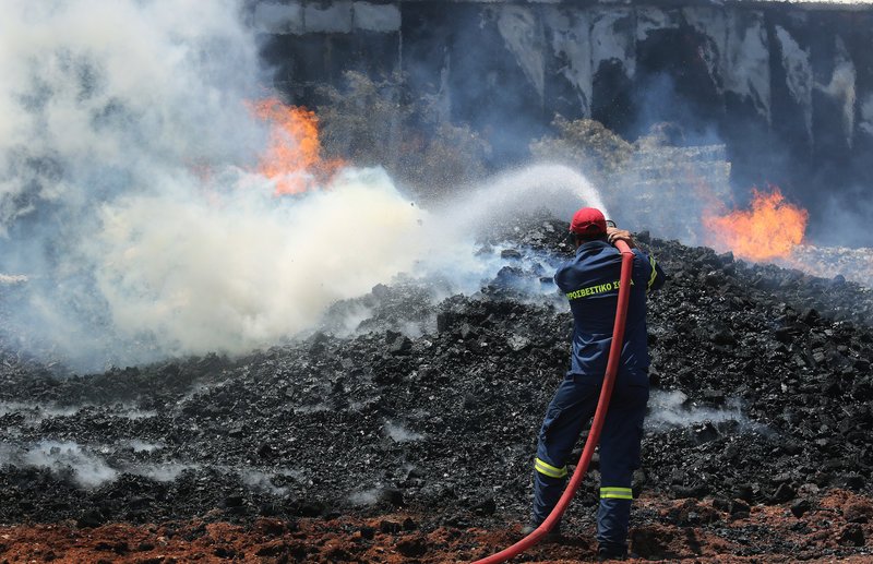 Υπό μερικό έλεγχο η φωτιά στο Μενίδι -Συνεχίζεται η επιχείρηση κατάσβεσης [εικόνες] | iefimerida.gr 0