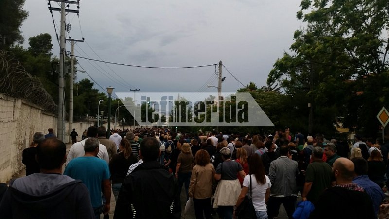 Επεισόδια στο Μενίδι -Πυρπόλησαν σπίτια Ρομά, πυροβολισμοί στον αέρα από τον καταυλισμό [εικόνες & βίντεο] | iefimerida.gr 9