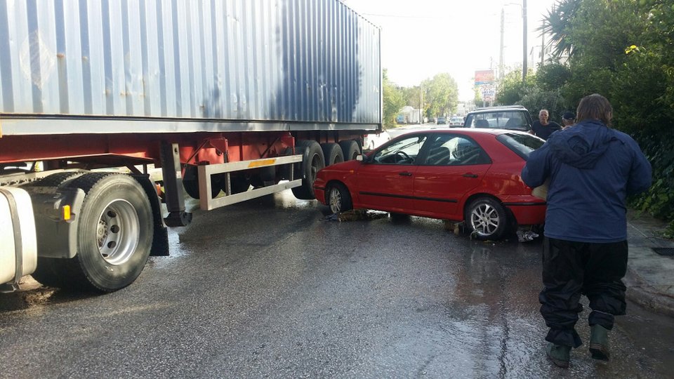 Τραγωδία στο Μενίδι: 50χρονος πνίγηκε μέσα στο αυτοκίνητό του [εικόνες] | iefimerida.gr 3