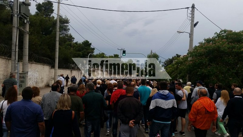 Επεισόδια στο Μενίδι -Πυρπόλησαν σπίτια Ρομά, πυροβολισμοί στον αέρα από τον καταυλισμό [εικόνες & βίντεο] | iefimerida.gr 10