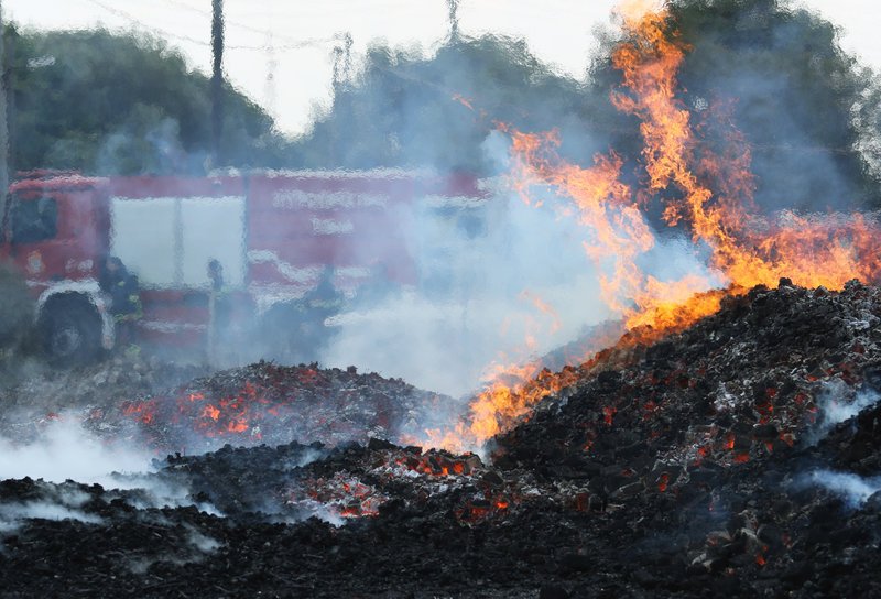Υπό μερικό έλεγχο η φωτιά στο Μενίδι -Συνεχίζεται η επιχείρηση κατάσβεσης [εικόνες] | iefimerida.gr 2