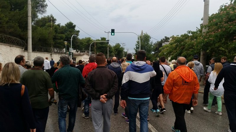 Επεισόδια στο Μενίδι -Πυρπόλησαν σπίτια Ρομά, πυροβολισμοί στον αέρα από τον καταυλισμό [εικόνες & βίντεο] | iefimerida.gr 11