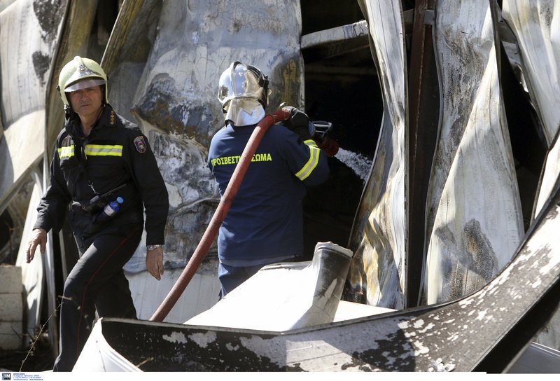 Υπό μερικό έλεγχο η φωτιά στο Μενίδι -Συνεχίζεται η επιχείρηση της πυροσβεστικής [εικόνες] | iefimerida.gr 3