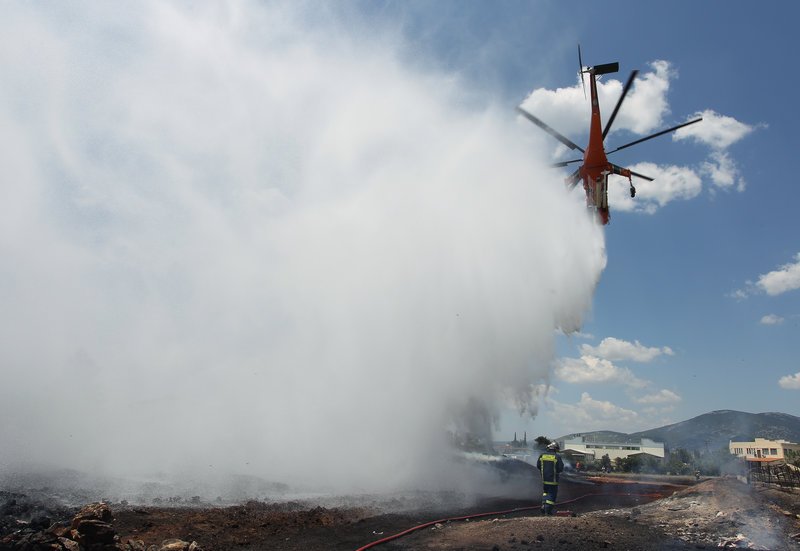 Υπό μερικό έλεγχο η φωτιά στο Μενίδι -Συνεχίζεται η επιχείρηση κατάσβεσης [εικόνες] | iefimerida.gr 3