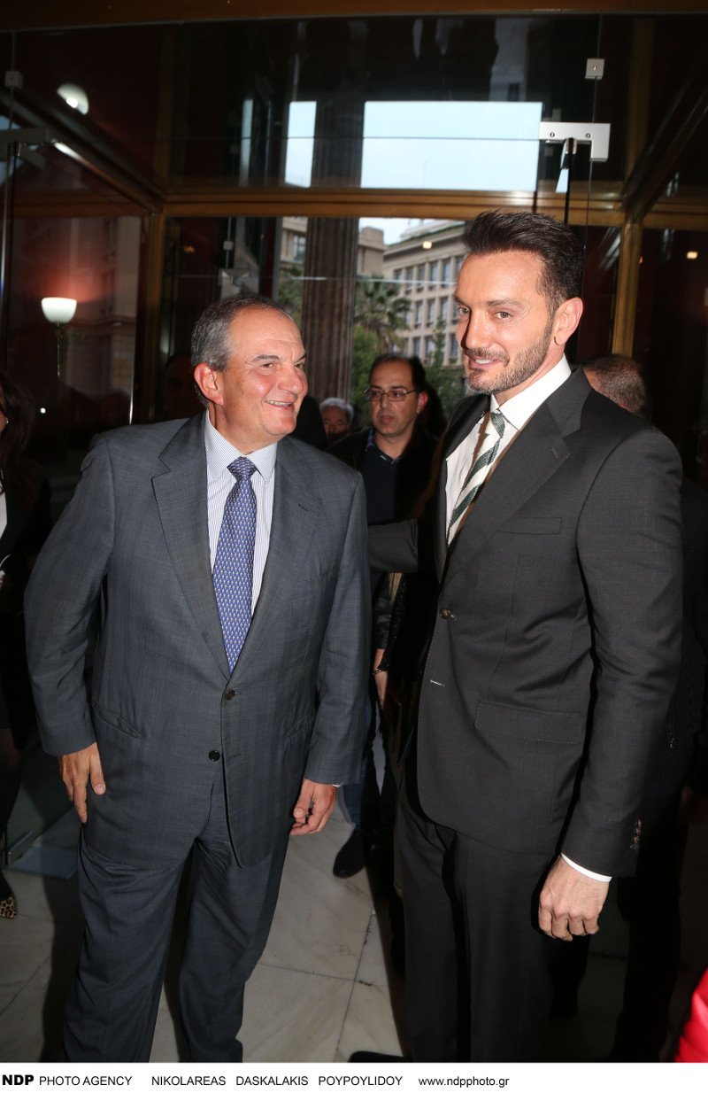 Ο Καραμανλής στην παρουσίαση της βιογραφίας του τραγουδιστή Μενιδιάτη -Τον κάλεσε η οικογένεια [εικόνες] | iefimerida.gr 3