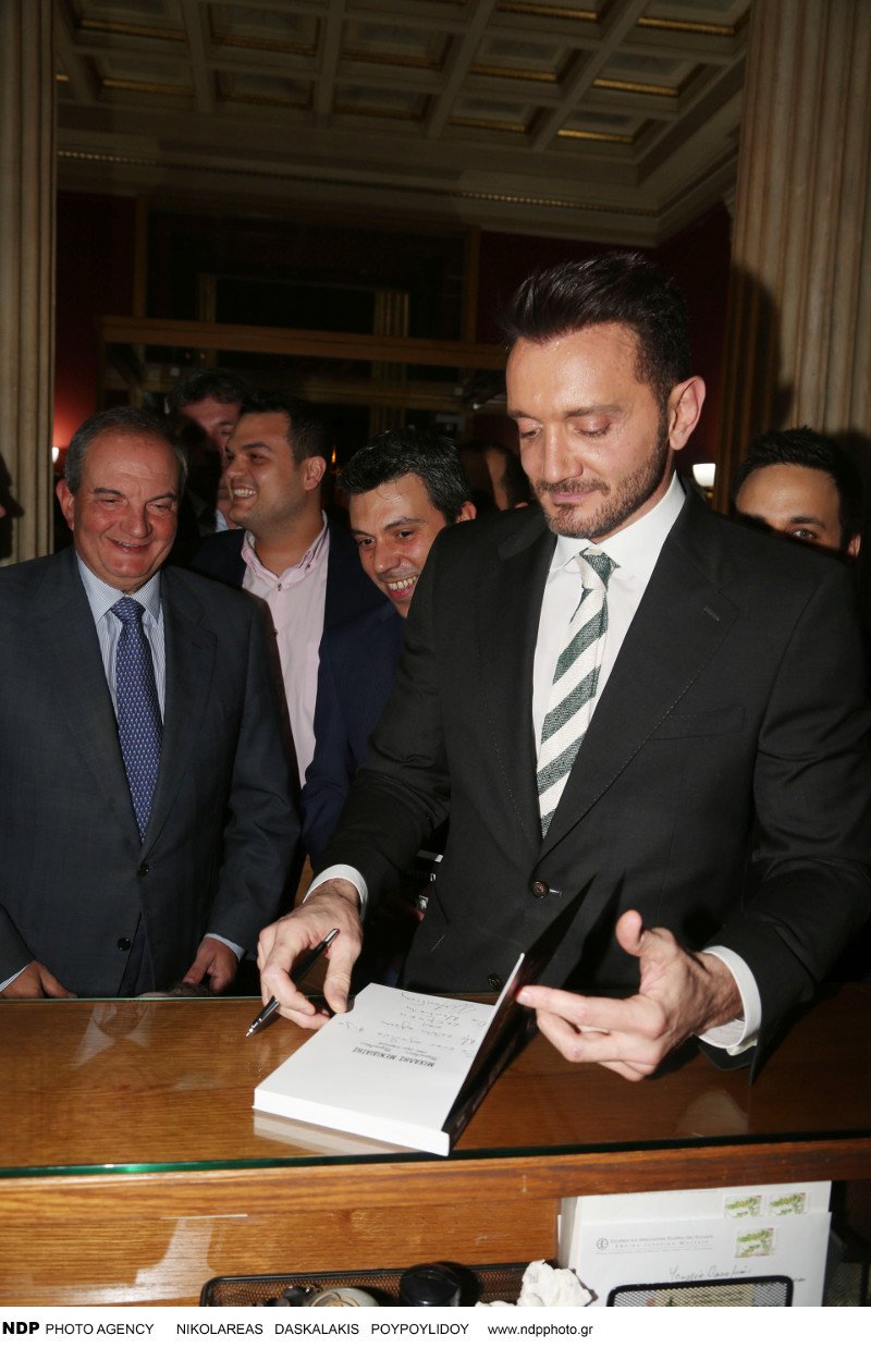 Ο Καραμανλής στην παρουσίαση της βιογραφίας του τραγουδιστή Μενιδιάτη -Τον κάλεσε η οικογένεια [εικόνες] | iefimerida.gr 9