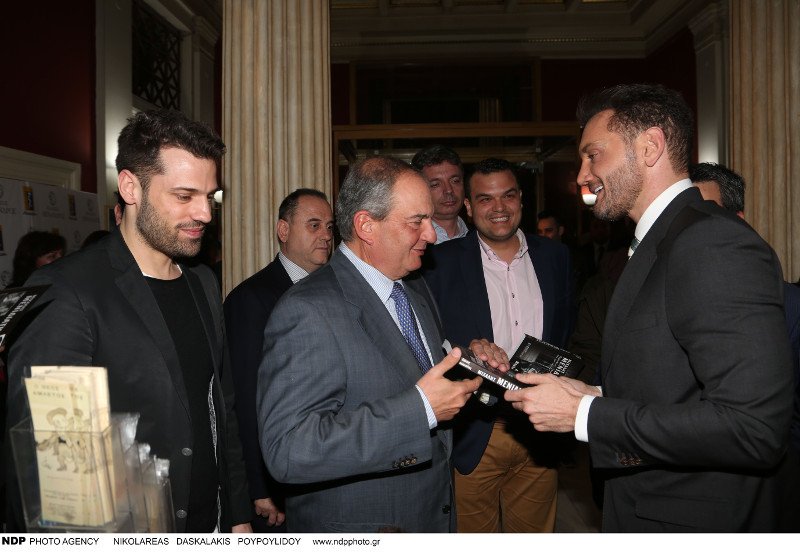 Ο Καραμανλής στην παρουσίαση της βιογραφίας του τραγουδιστή Μενιδιάτη -Τον κάλεσε η οικογένεια [εικόνες] | iefimerida.gr 10
