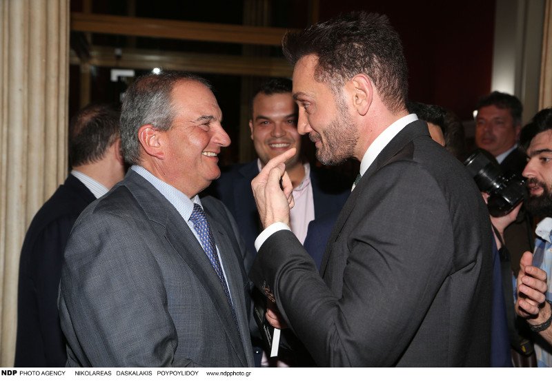 Ο Καραμανλής στην παρουσίαση της βιογραφίας του τραγουδιστή Μενιδιάτη -Τον κάλεσε η οικογένεια [εικόνες] | iefimerida.gr 11