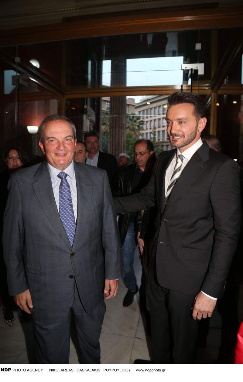 Ο Καραμανλής στην παρουσίαση της βιογραφίας του τραγουδιστή Μενιδιάτη -Τον κάλεσε η οικογένεια [εικόνες] | iefimerida.gr 4